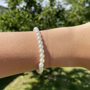 Pärlarmband  - Ett pärlarmband i storlek s/m men finns också i fler storlekar om man vill ha, de är super fint och passar alltid om de finns frågetecken är de bara att skriva till oss!💕💗