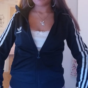 Adidos tröja - Jättefin adidas zip up, Den är i bra skick! Säljer då den inte är min stil längre🩷 Pris kan diskuteras