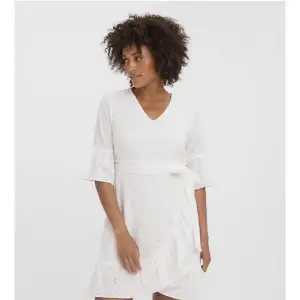 En perfekt vit klänning till sommaren. Den är i mycket bra skick, helt oanvänd.  Klänningen är V-ringad och har ett fint mönster. 100% bomull. 