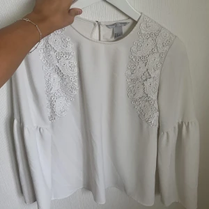 Vit tröja  - Använd ett fåtal gånger men inga defekter, ärmarna är lite bredare längst ner. Skickar bild hur den sitter på privat💓