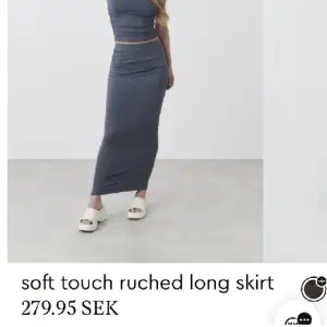 Säljer denna slutaålda kjol ifrån Gina tricot , aldrig använd 