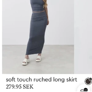 Kjol - Säljer denna slutaålda kjol ifrån Gina tricot , aldrig använd 