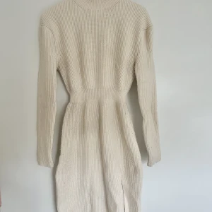 Adoore  - St Moritz, crémevit. Stl 36. Nypris 1599. Säljes billigt pga att den har blivit nopprig. 