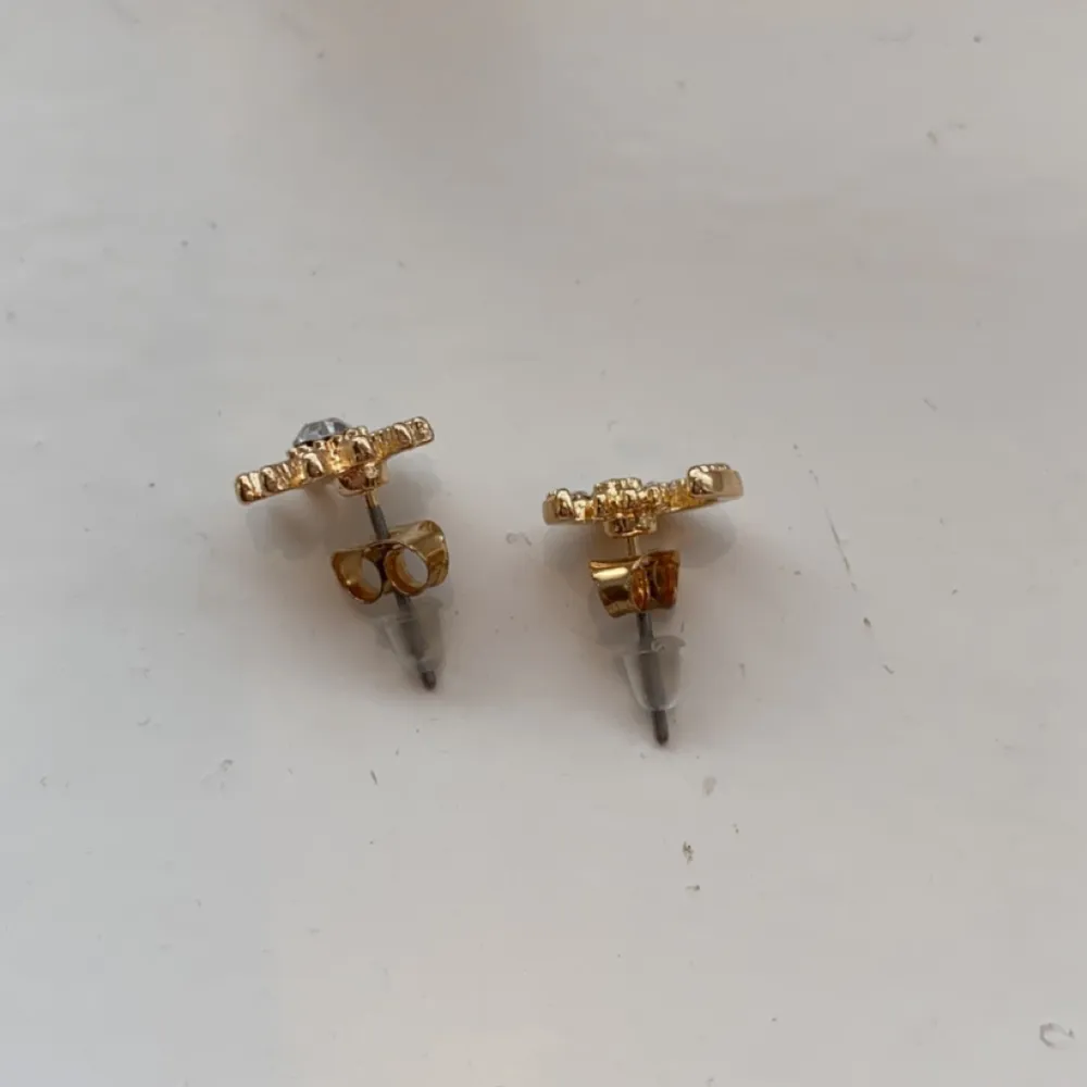 Ett par helt nya örhängen som aldrig blivit använda🤩De är guldfärgade med  silver diamanter på. Köpt på ur & Penn för 30 kr och säljer för 10 kr. De är förstås inte äkta guld<3. Accessoarer.