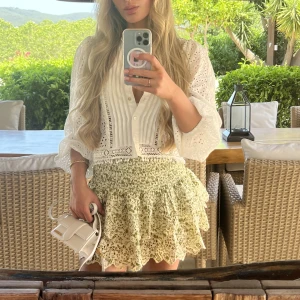 Zara kjol - Säljer denna underbara kjol från Zara. Den är i jättefint skick. 💚🌺 kan tänka mig 300kr vid snabb affär