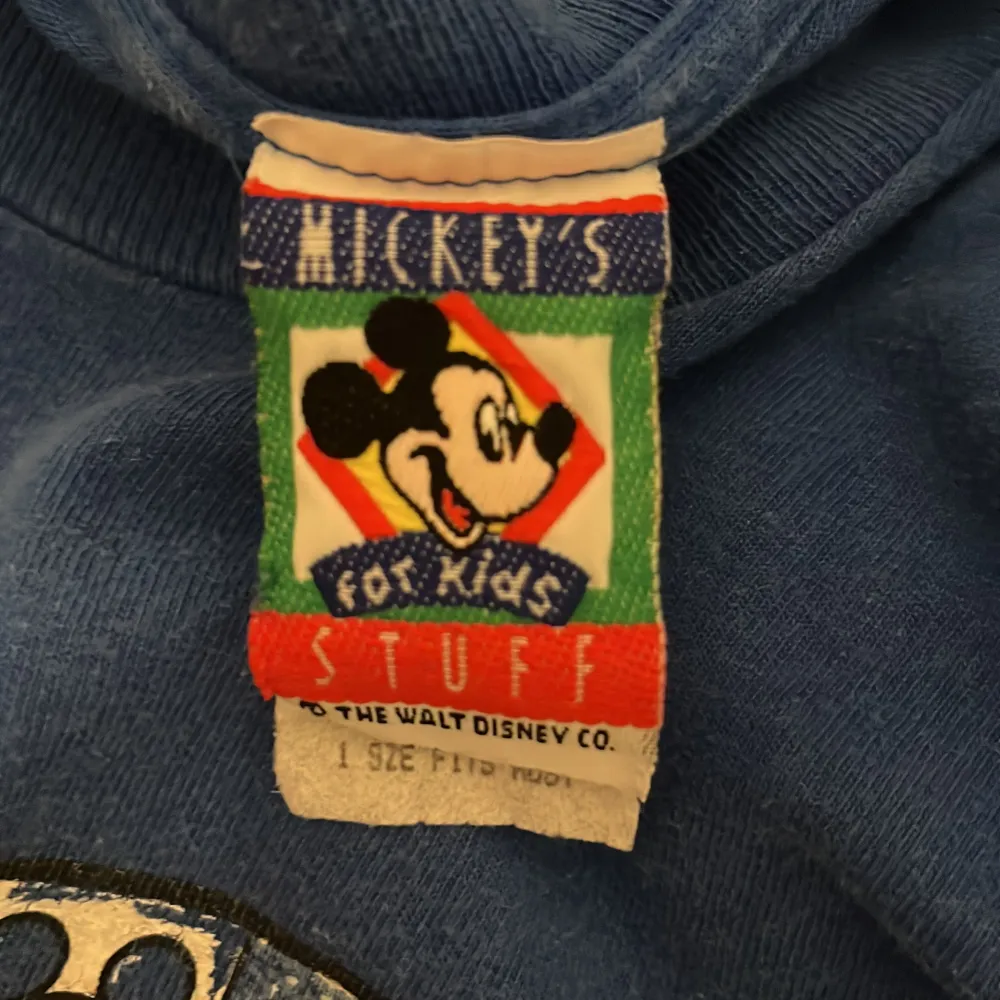 En as cool mickey mouse t-shirt som är gjord i USA🤩kommer tyvärr inte till användning längre, köparen står för frakten 😁. T-shirts.