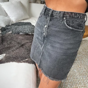 Jeanskjol - Säljer denna gråa jeanskjol ifrån hm, väldigt lite använd och därmed väldigt bra skick! 