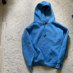 Hoodie - Fin blå hoodie i väldigt bra skick då den nästan aldrig kommit till användning🌸