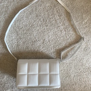 Vit väska  - Vit väska från shein med justerbart band. Vet ej originalpris