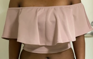 Crop topp från nelly  - Jätte fin topp  som passar för en utekväll 💕i storlek L