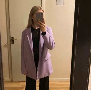 Kavaj/Blazer - Säljer denna jättesnygga blazer/kavajen då jag aldrig fått användning av den. Är så gott som aldrig använd därav i ett nyskick!💕frakt tillkommer