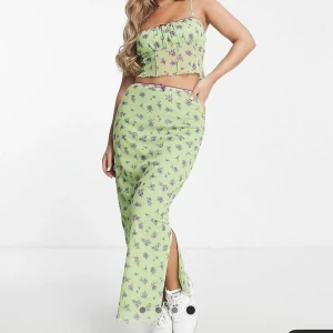 Grön blommigt set - Säljer detta set pga ångrat köp.  Oanvänt grön blommigt set i mesh. Pga materialet så rekommenderar jag att ta den större kjolen om du är väldigt bredhöftad då materialet inte är så stretchig. Linnet är i stl 42  Kjolen finns i både stl 42 och 44