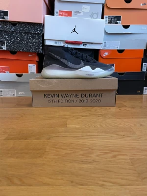 KD 12 the day one - KD 12 säljes pga försmå. Storlek 42,5. Använda mycket sparsamt. Skicka ett meddelande vid fler frågor eller bilder!