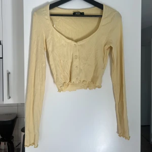 Gul långärmad  - Gul långärmad tröja i storlek S från bik bok.  