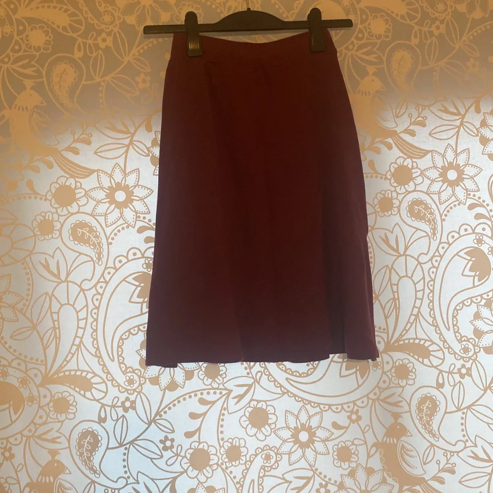 Oanvänd röd kjol säljer den för 49kr Priset går att diskuteras . Kjolar.