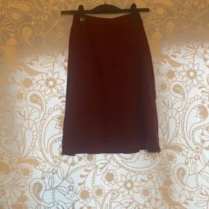 Oanvänd röd kjol säljer den för 49kr Priset går att diskuteras 