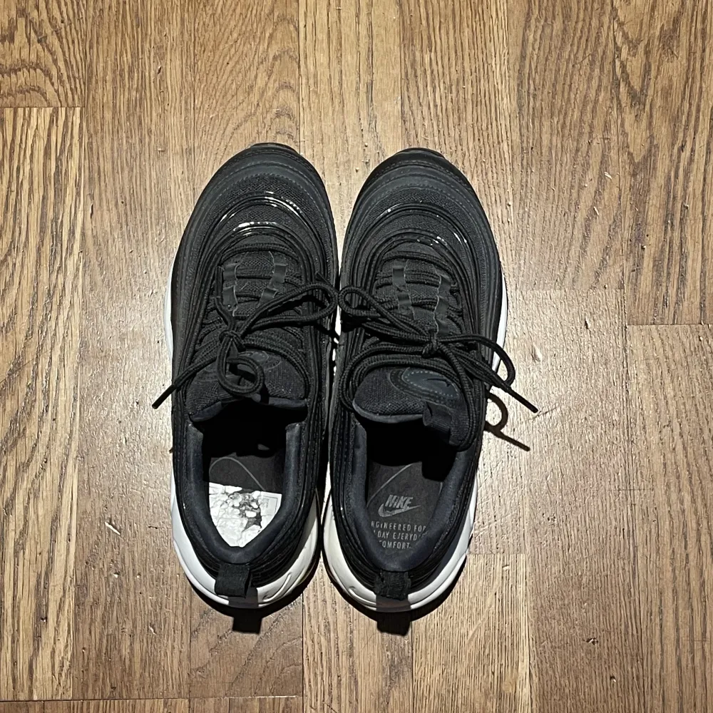 Svarta Nike Air Max 97, knappt använda, bra skick  Pris kan diskuteras :)   Köpare står för frakt, jag står inte för postens slarv!  . Skor.