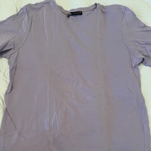 Zara tshirt - Tshirt från zara (färgen ser mer ut som den andra bilden) kolla in mitt konto för fler billiga saker!
