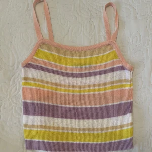 Linne från shein - Jättegulligt linne från shein som har en liten fläck (se sista bilden). Rensar garderoben så kolla in mitt konto för fler billiga kläder. Skriv privat för fler bilder