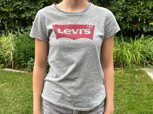 Grå t-shirt med skönt material och bra passform, äkta Levis.