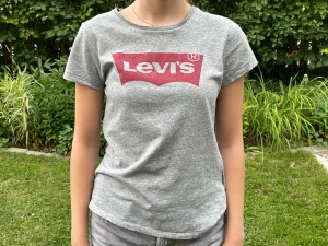 Levis T-shirt - Grå t-shirt med skönt material och bra passform, äkta Levis.