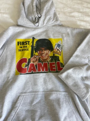 Hoodie - Hoodie med tryck, storlek S, förstor för mig så den har aldrig blivit använd