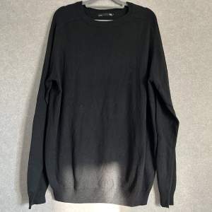 svart stickad tröja från lager 157. endast använd en gång. inga defekter.
