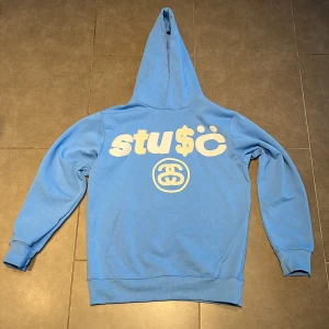 Stussy hoodie  - Stussy x CPFM 8 Ball Pigment Dyed Hoodie Blue  Köpte Helt fel storlek, helt ny  Skick 10/10 Ny pris :5000kr Pris kan såklart diskutera!