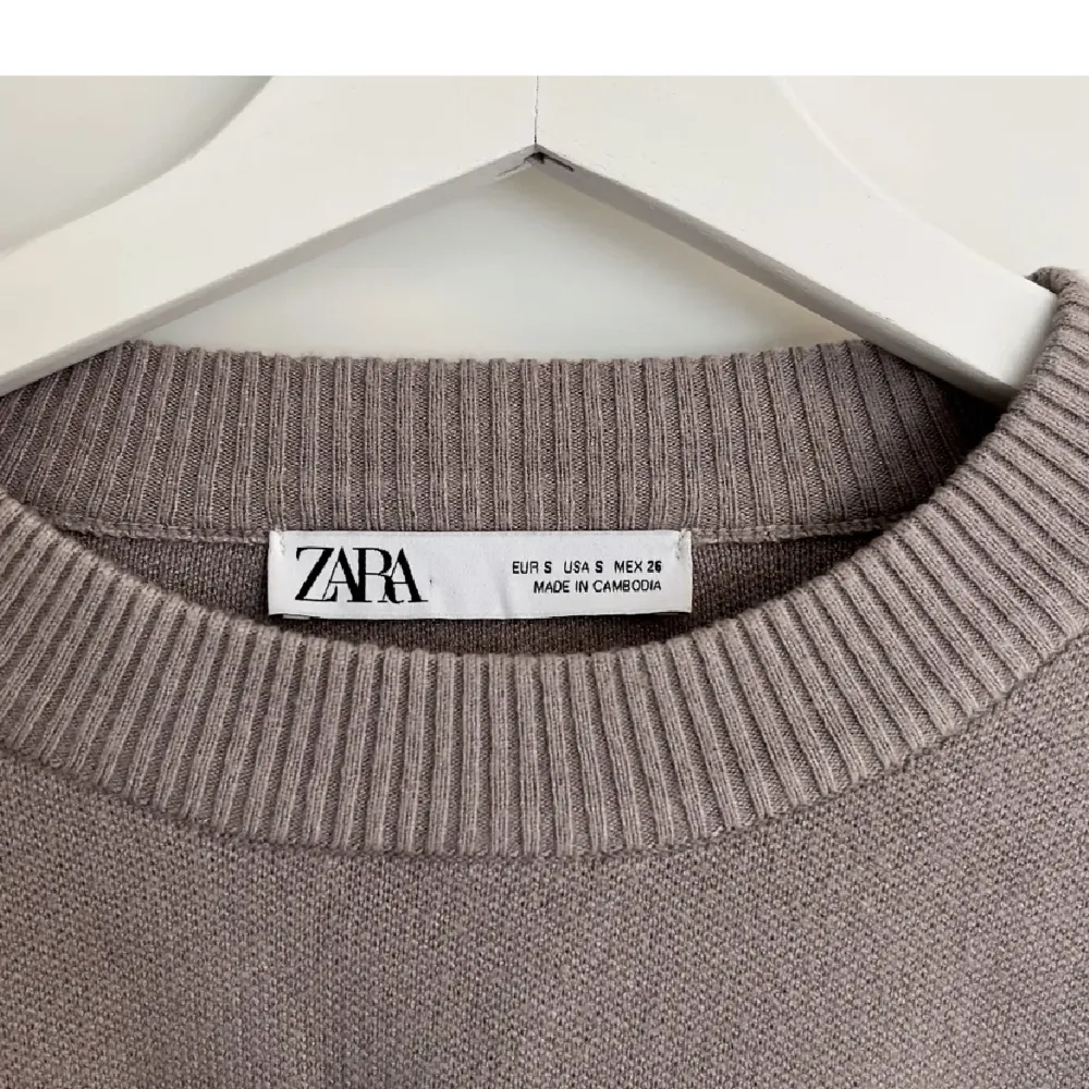 Beige/grå sweater ifrån Zara. Använd ett fåtal gånger och därmed i bra skick. . Hoodies.