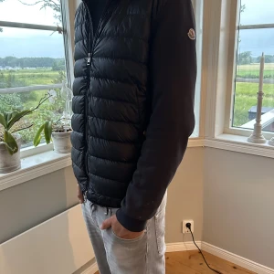 Moncler cardigan - Säljer nu min moncler cardigan u storlek M allt og hänger med. Byter gärna mot något annat, hör gärna av er🔥🤝