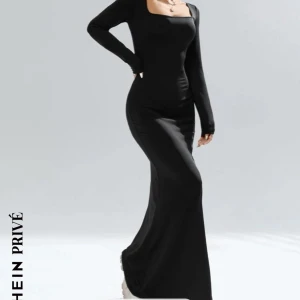 Svart elegant klänning - Säljer denna superfina eleganta klänningen då den inte har kommit till användning för mig sen jag fick hem den!🎀 köpt för 180 säljs för 120