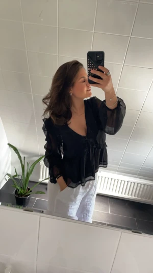 Blus  - Säljer denna fina o populära blus från bikbok. I bra skick. 