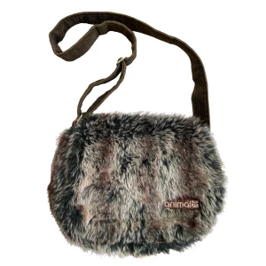 Y2k Fur Bag - Underbar axelremsväska från 00-talet i päls och manchester med justerbar rem😫💕Rymlig med många fack! I perfekt skick!💕 MÅTT: Bredd-ca 37cm Höjd-ca 29cm