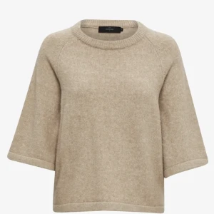 Stickad T-shirt  - Skit snygg och passar till allt. Kom privat för flera bilder eller frågor💕