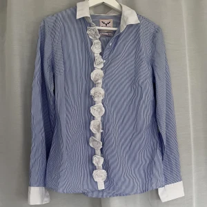 Skjorta - Såå himla fin skjorta med blommor!💙 Mycket bra skick!