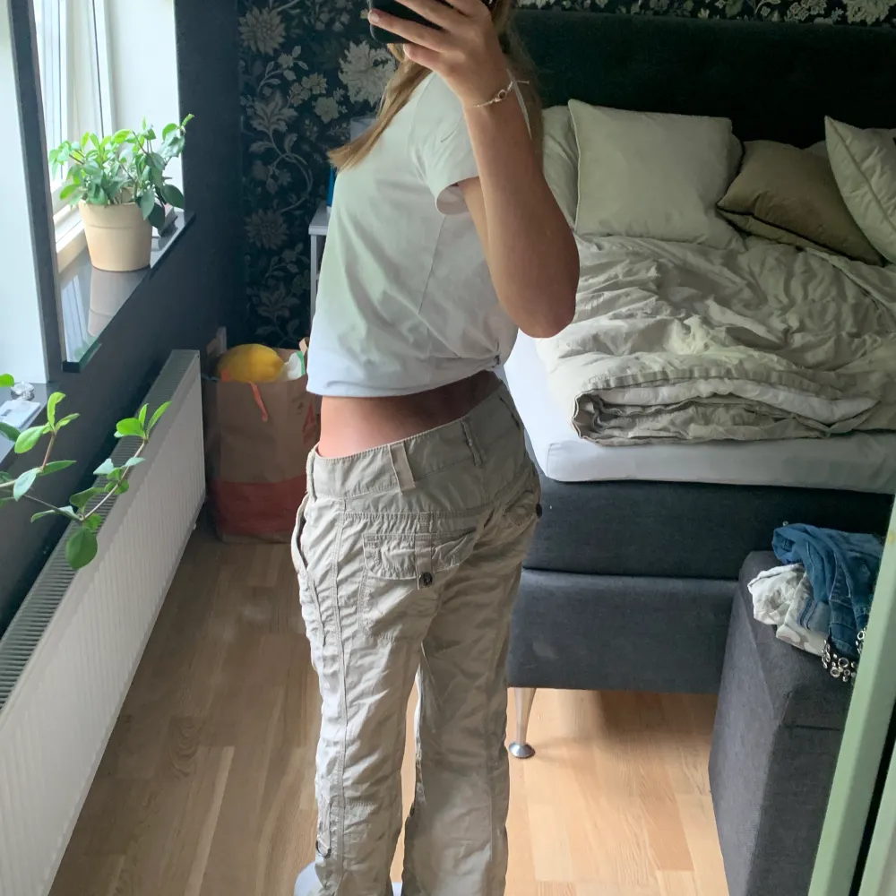 Säljer dessa byxor från esprit, köpt här på plick, aldrig använda på grund av att de inte riktigt är min stil💋. Jeans & Byxor.