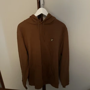 Lyle & Scott hoodie - Säljer min lyle and scoot hoodie då jag inte använder den längre. Nypris 500kr, mitt pris 100kr. Använd några gånger, inga defekter, skriv för funderingar.