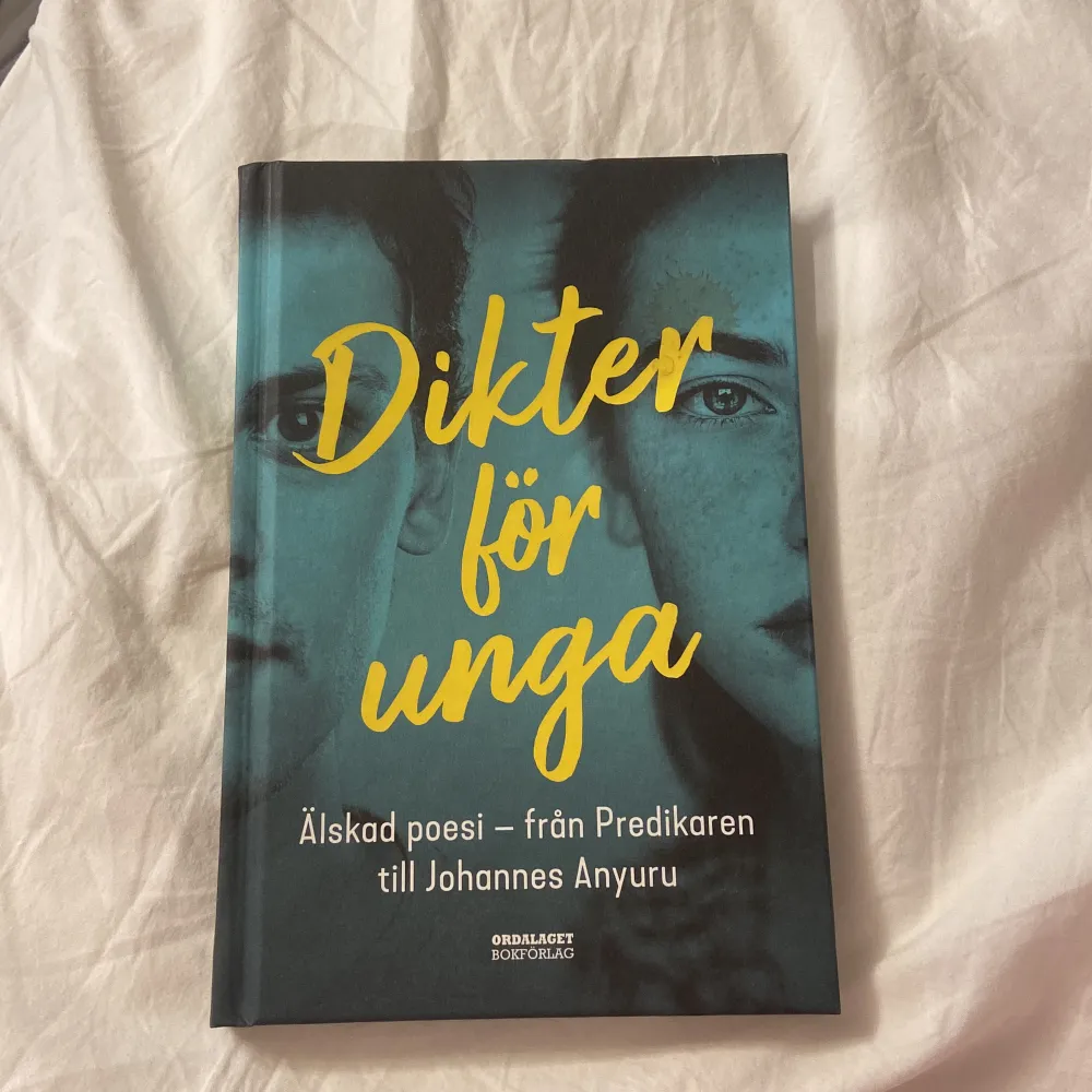 Säljer denna helt nya bok. Aldrig läst men är inte så stort fan av dikter.. Böcker.