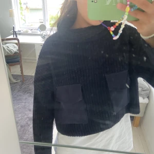 Zara tröja - Cool lite kortare stickad tröja från zara i storlek S!❣️