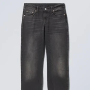 Weekday- Arrow Low Stright Jeans - Använda endast 1 gång, som helt nya, inga defekter.  Vill endast sälja då de inte kommer till användning!  Inte min stil. Skicka DM vid intresse. Köparen står för frakten  FÄRG: Mine gray
