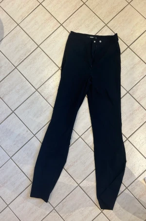  BikBok kostymbyxor! - De berömda klassiska kostymbyxorna från BikBok. 