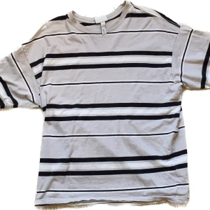 Randig T-shirt  - Inga skador sitter baggy 