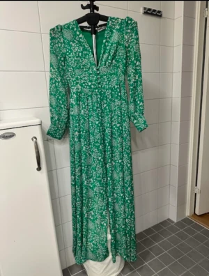 Adoore klänning  - Mycket fin långklänning från Adoore i mycket bra skick. Storlek 36/S.   Ordinarie pris: 1595 kr.