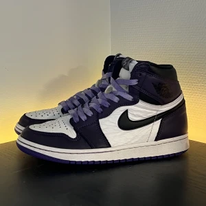 Air Jordan 1 Retro High OG Court Purple - Air Jordan 1 Retro High OG Court Purple⛹️‍♂️. Klassisk modell i en stilren färg👍. Storlek 40✅. Äkta⚡️. Passar både killar och tjejer👫. Skicka meddelande för frågor / fler bilder🤝. 