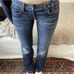 Lågmidjade Fornarina jeans i bra skick. Storlek 28, passar mindre. Staight/bootcut. Midjemått 71 cm, innerbenslängd 83 cm. Långa på mig som är 173.