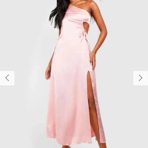 Rosa satin klänning - Lång💫 - Lång klänning med slits 