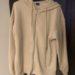 Oversized hoodie - Oversized hoodie från Gina, stl M använde ett fåtal gånger mjuk o skönt material❤️ färgen passar inte mig riktigt