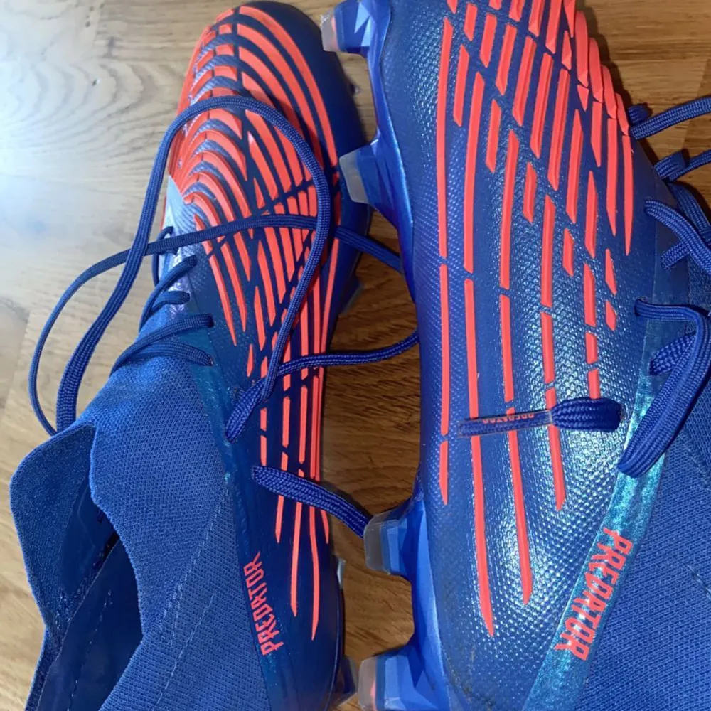 Ett par skor som många professionella fotbollsspelare tycker om, de är unika för dens touch du får när du rör bollen. Skor.