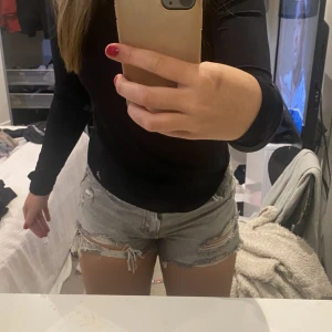 Jeans shorts  - Super fina gråa jeans shorts ifrån zalando. 