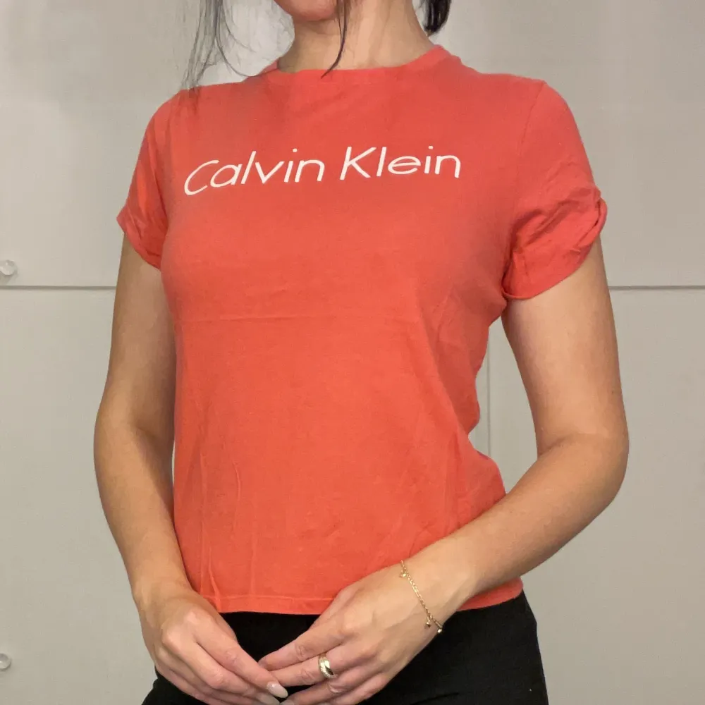 En rosa t-shirt från Calvin Klein. Storlek: S. T-shirts.